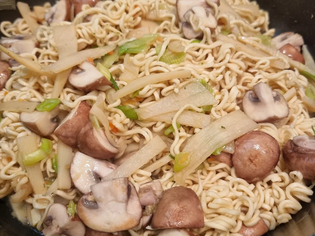 Rezept: Asia-Nudel mit Champignons Bild Nr. 16946 Asia-Nudel mit Champignons - Rezept - Bild Nr. 16946