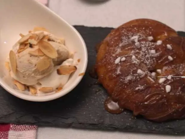 Rezept: Frantz Bretzel mit Mandeleis und Apfel-Pflaumenkompott Bild Nr. 2 Frantz Bretzel mit Mandeleis und Apfel-Pflaumenkompott - Rezept - Bild Nr. 2