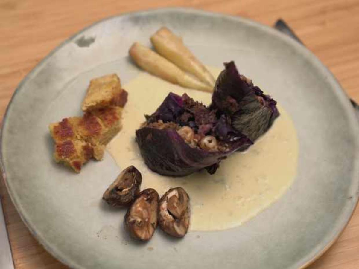 Rouladen in Rotkohl mit Polentaecken und Champignons - von Das perfekte ...