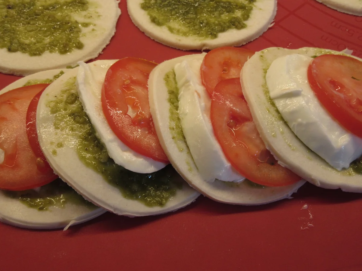 Pikantes Backen: Caprese-Röschen - Rezept - Bild Nr. 16949