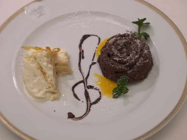 Rezept: Lava-Schokoladenküchlein mit Eis und Passionsfruchtsoße Bild Nr. 16951 Lava-Schokoladenküchlein mit Eis und Passionsfruchtsoße - Rezept - Bild Nr. 16951