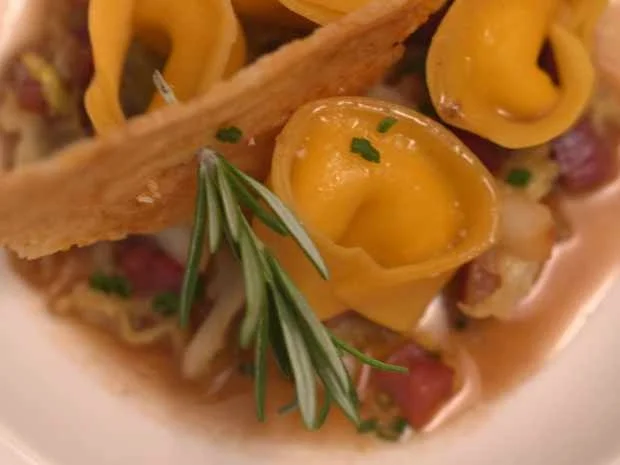 Tortellini gefüllt mit Bergkäse auf Wirsing und Speck - Rezept - Bild Nr. 2