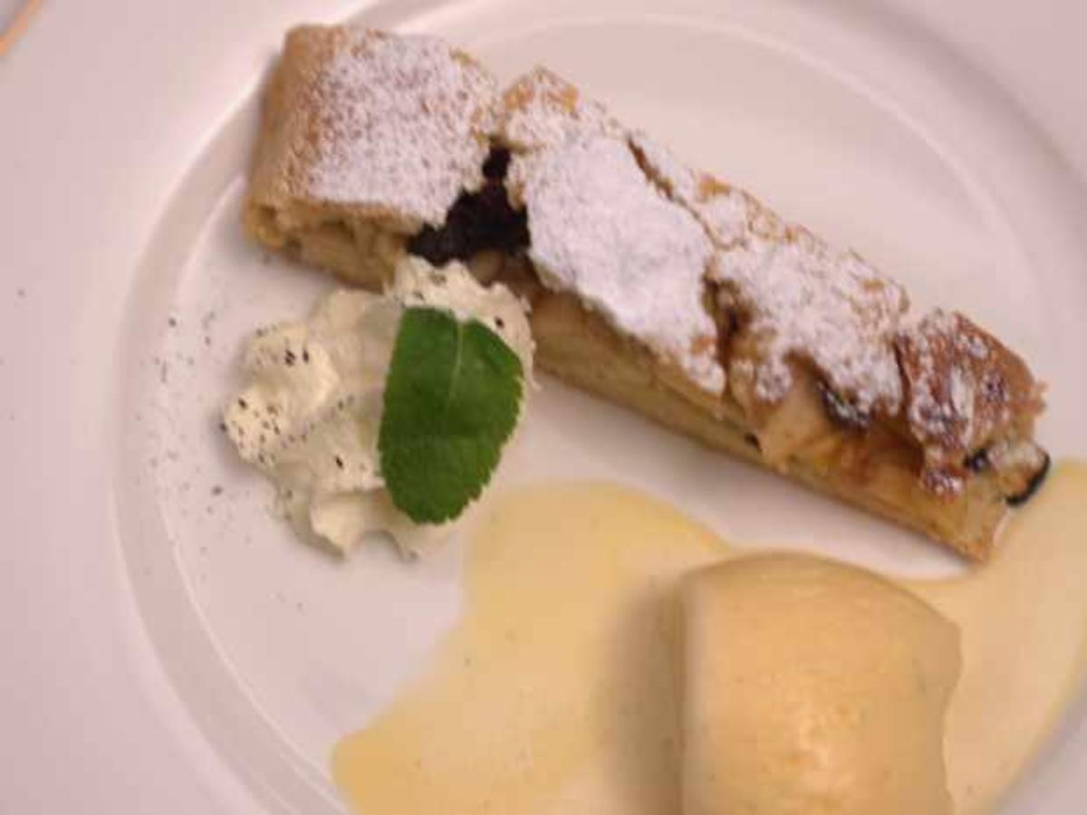 Südtiroler Apfelstrudel mit Vanille-Eis - Rezept - kochbar.de