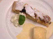 Südtiroler Apfelstrudel mit Vanille-Eis - Rezept - Bild Nr. 16951