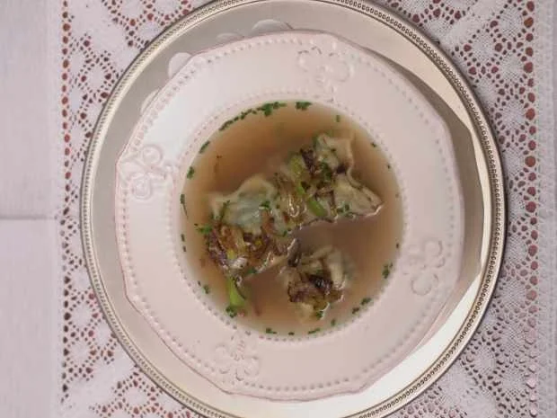 Gemüsebrühe mit Maultaschen, gefüllt mit Spinat und Bergkäse - Rezept - Bild Nr. 16951