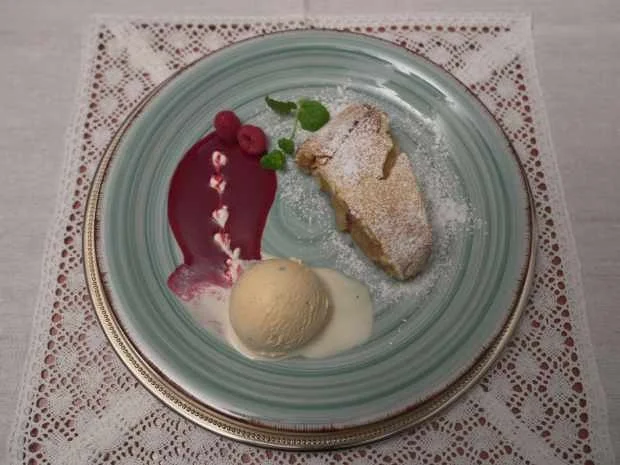 Rezept: Apfelstrudel mit Vanilleeis und Himbeerspiegel Bild Nr. 16951 Apfelstrudel mit Vanilleeis und Himbeerspiegel - Rezept - Bild Nr. 16951