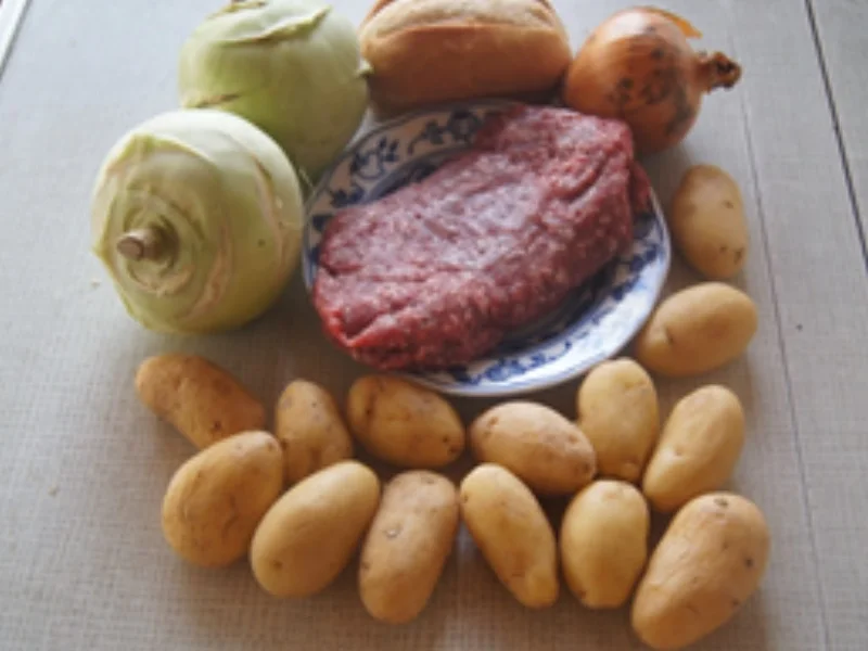 Rindermett-Buletten mit Rahm-Kohlrabi und Kümmel-Drillingen - Rezept - Bild Nr. 3