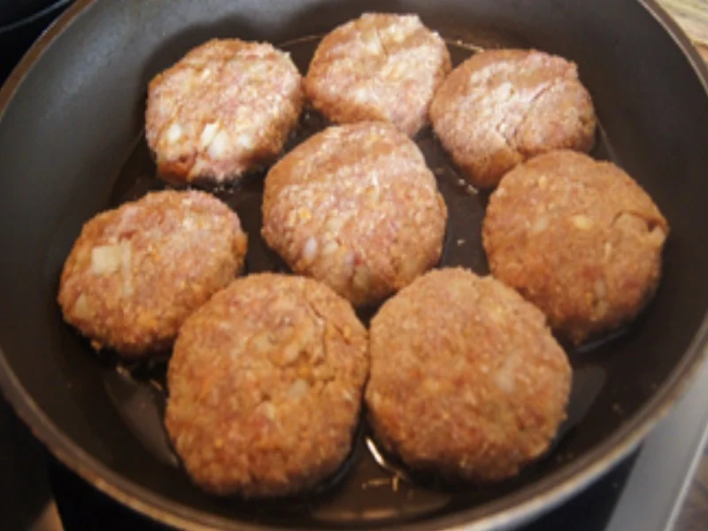 Rindermett-Buletten mit Rahm-Kohlrabi und Kümmel-Drillingen - Rezept - Bild Nr. 7