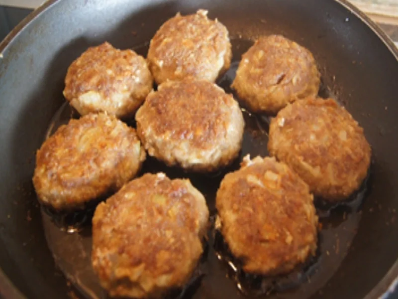 Rindermett-Buletten mit Rahm-Kohlrabi und Kümmel-Drillingen - Rezept - Bild Nr. 8