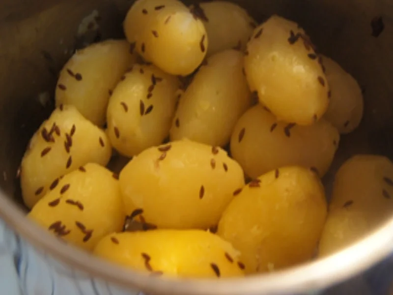 Rindermett-Buletten mit Rahm-Kohlrabi und Kümmel-Drillingen - Rezept - Bild Nr. 15