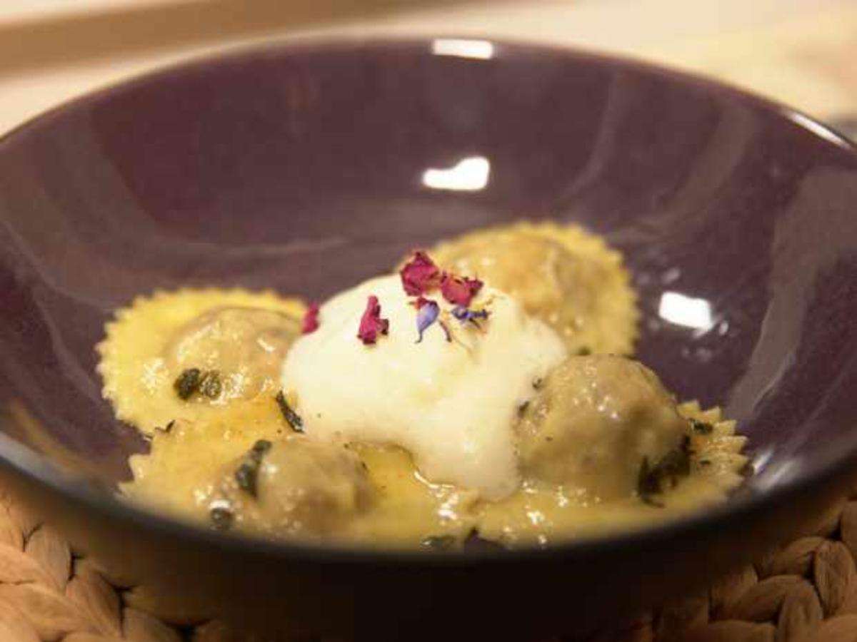 Ravioli mit Steinpilzen und Ricotta-Füllung in Salbeibutter - Rezept ...