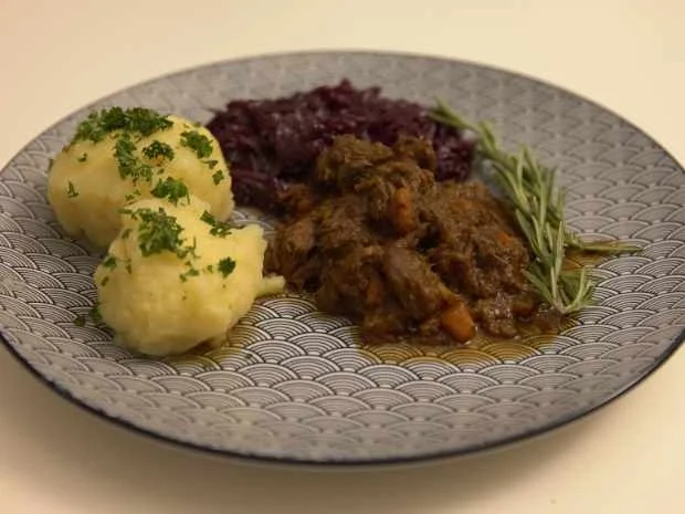 Rezept: Rehgulasch mit traditionellem Rotkohl und selbstgemachten Klößen Bild Nr. 2 Rehgulasch mit traditionellem Rotkohl und selbstgemachten Klößen - Rezept - Bild Nr. 2