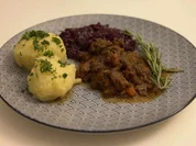 Rezept: Rehgulasch mit traditionellem Rotkohl und selbstgemachten Klรถรen Bild Nr. 2 Rehgulasch mit traditionellem Rotkohl und selbstgemachten Klรถรen - Rezept - Bild Nr. 2
