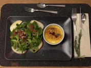 Rezept: An Feldsalatnest gebettete Crème brulée á la Capra mit Bacon-Chips Bild Nr. 16968 An Feldsalatnest gebettete Crème brulée á la Capra mit Bacon-Chips - Rezept - Bild Nr. 16968