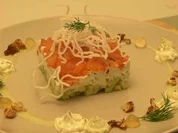 Gebeiztes Lachstürmchen mit Gurke und Frischkäsecreme - Rezept - Bild Nr. 2