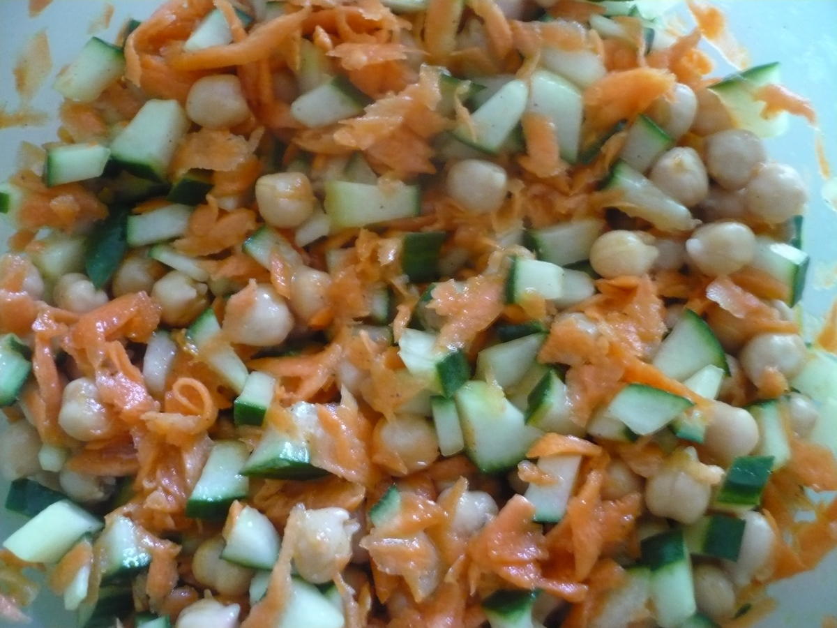 Möhren - Gurkensalat mit Kichererbsen - Rezept - kochbar.de