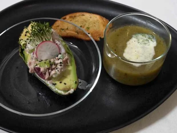 Zucchini-Zwiebel-Curry-Suppe und gefüllte Avocado - Rezept - Bild Nr. 16971