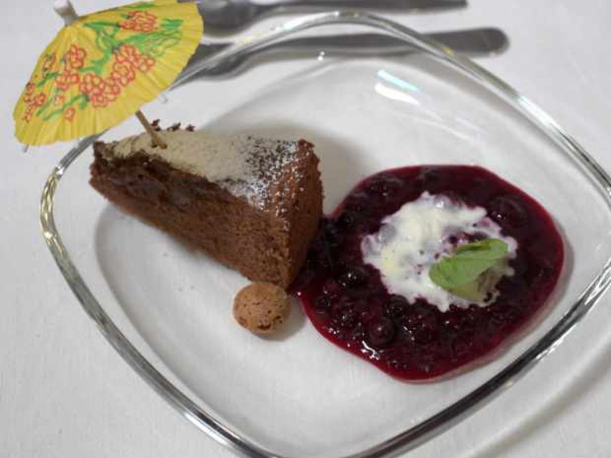 Schokoladen-Portwein-Kuchen mit Beeren-Sauce - Rezept - kochbar.de