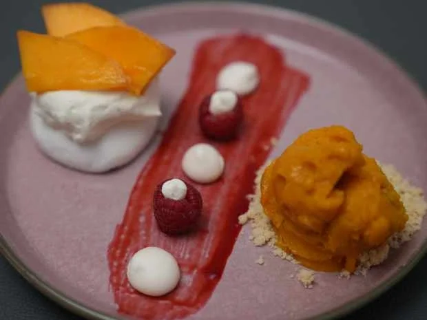 Rezept: Pavlova mit Vanillesahne und Mangosorbet auf Crumble Bild Nr. 16981 Pavlova mit Vanillesahne und Mangosorbet auf Crumble - Rezept - Bild Nr. 16981