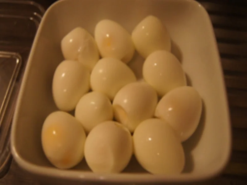 Hackfleischbällchen mit Wachteleiern, Rahmsauce, Brokkoli und Kartoffelstampf - Rezept - Bild Nr. 6