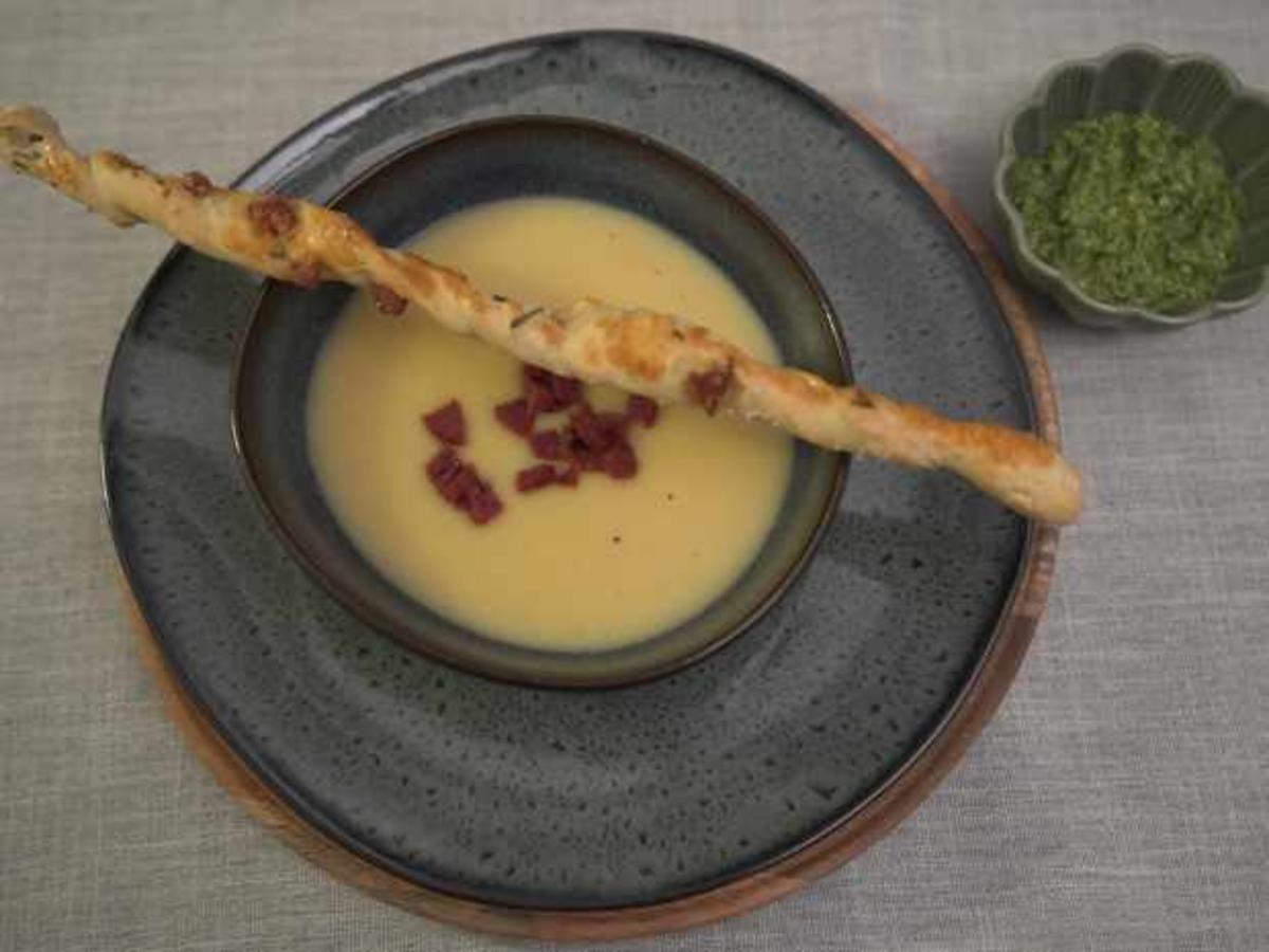 Kartoffel-Zitronen-Suppe mit Feldsalatpesto und Chorizo-Grissini - Rezept - Bild Nr. 2