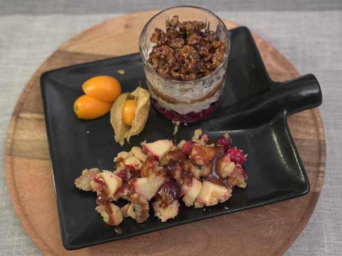 Apfel-Cranberry-Crumble mit Quarkcreme, Salzkaramell und Walnusskrokant ...