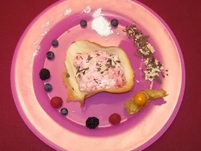 Rezept: Hippen gefüllt mit Himbeersahne und frischen Früchten Hippen gefüllt mit Himbeersahne und frischen Früchten - Rezept