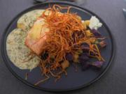 Lachs mit Karottenstroh, Kartoffeln und Senf-Dill-Soße - Rezept - Bild Nr. 2