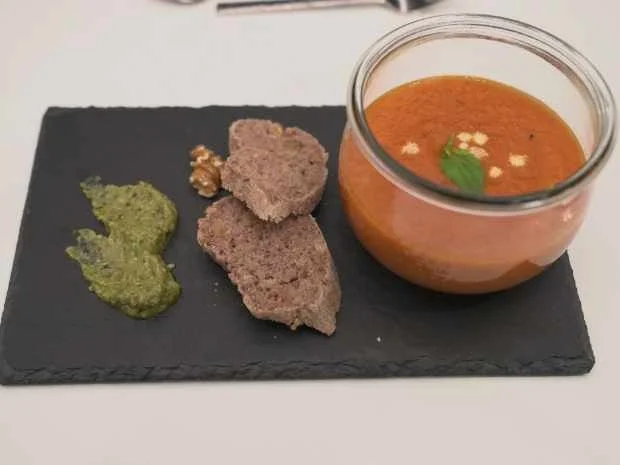 Rezept: Geröstete Tomatensuppe mit Walnussbrot und Zucchini-Pesto Bild Nr. 2 Geröstete Tomatensuppe mit Walnussbrot und Zucchini-Pesto - Rezept - Bild Nr. 2