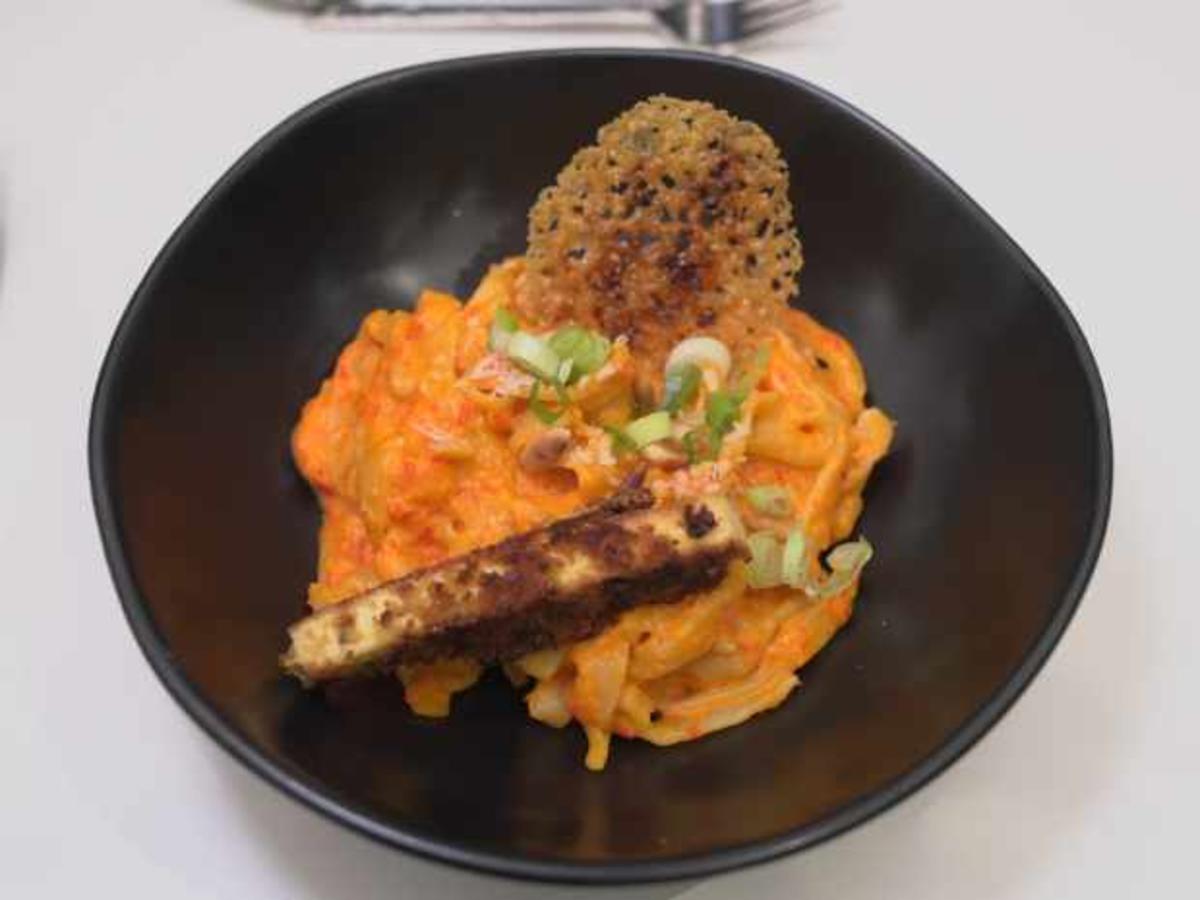 Pasta in cremiger Paprikasoße mit Crunchy Tofu und Parmesanchip ...