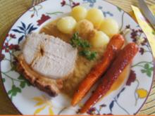 Schweine-Krustenbraten mit würziger Bratensauce, Honig-Bundmöhren und Mini-Kartoffelknödel - Rezept - Bild Nr. 2