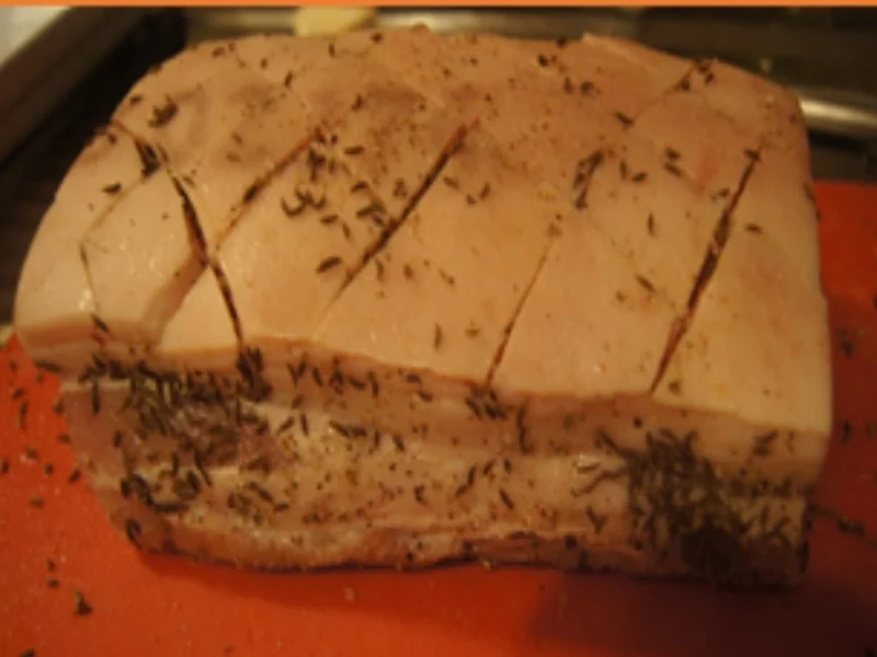 Schweine-Krustenbraten mit würziger Bratensauce, Honig-Bundmöhren und Mini-Kartoffelknödel - Rezept - Bild Nr. 4