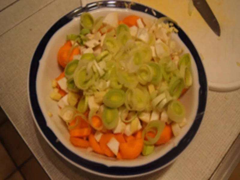 Schweine-Krustenbraten mit würziger Bratensauce, Honig-Bundmöhren und Mini-Kartoffelknödel - Rezept - Bild Nr. 5