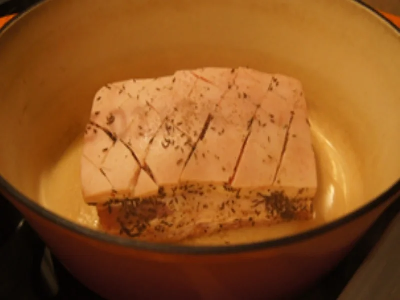 Schweine-Krustenbraten mit würziger Bratensauce, Honig-Bundmöhren und Mini-Kartoffelknödel - Rezept - Bild Nr. 6