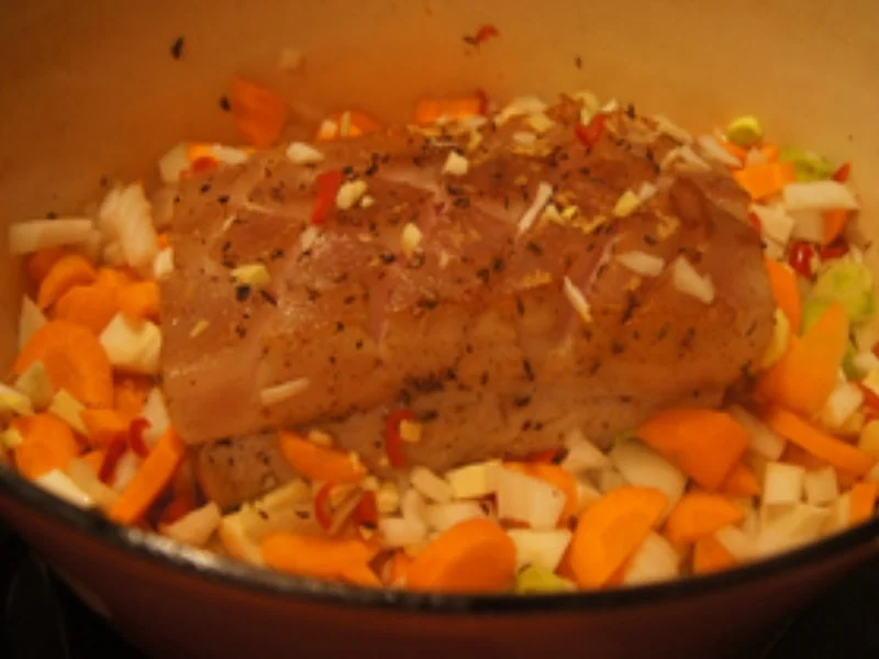 Schweine-Krustenbraten mit würziger Bratensauce, Honig-Bundmöhren und Mini-Kartoffelknödel - Rezept - Bild Nr. 7