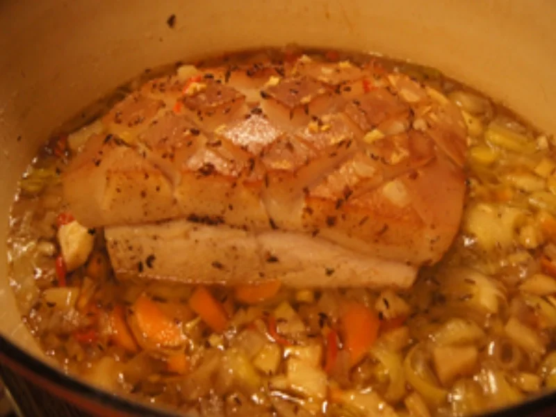 Schweine-Krustenbraten mit würziger Bratensauce, Honig-Bundmöhren und Mini-Kartoffelknödel - Rezept - Bild Nr. 8