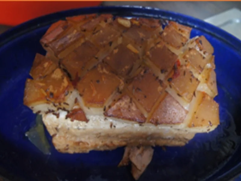 Schweine-Krustenbraten mit würziger Bratensauce, Honig-Bundmöhren und Mini-Kartoffelknödel - Rezept - Bild Nr. 9