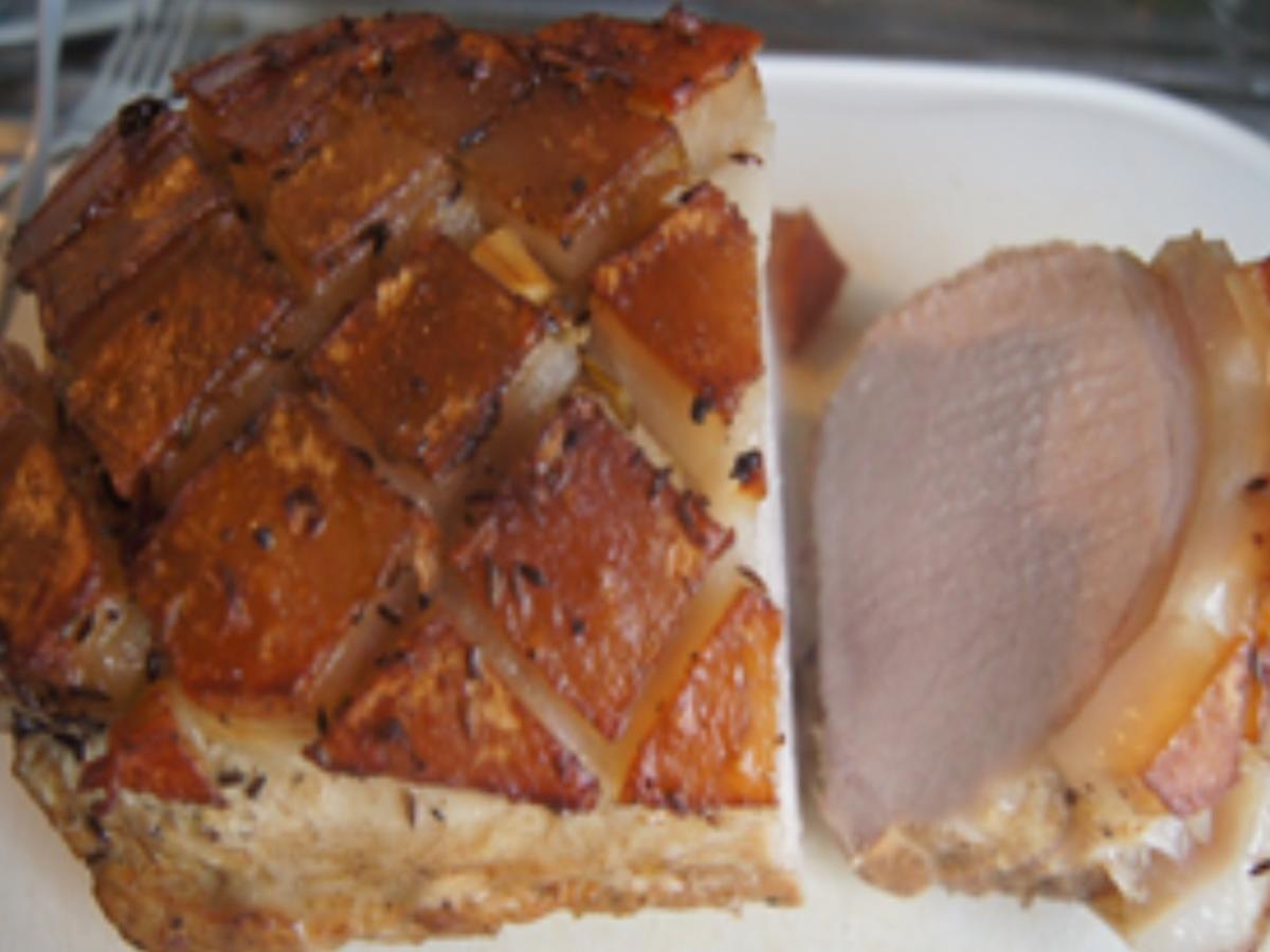 Schweine-Krustenbraten mit würziger Bratensauce, Honig-Bundmöhren und Mini-Kartoffelknödel - Rezept - Bild Nr. 11