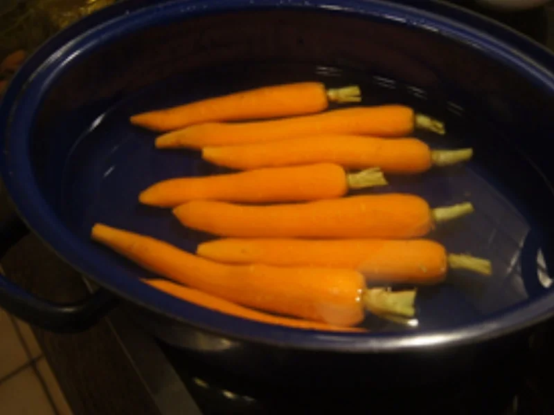 Schweine-Krustenbraten mit würziger Bratensauce, Honig-Bundmöhren und Mini-Kartoffelknödel - Rezept - Bild Nr. 18