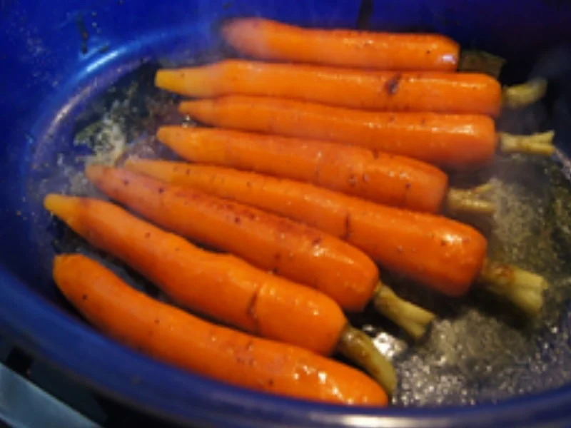 Schweine-Krustenbraten mit würziger Bratensauce, Honig-Bundmöhren und Mini-Kartoffelknödel - Rezept - Bild Nr. 20