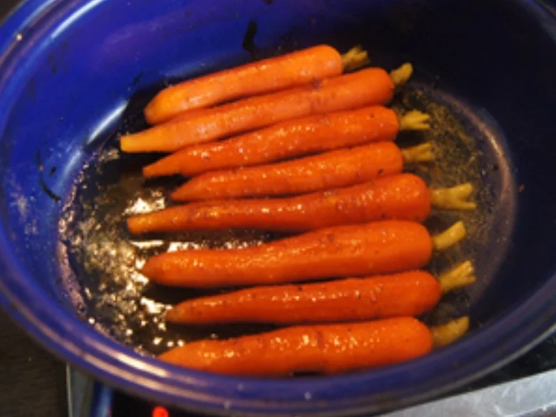 Schweine-Krustenbraten mit würziger Bratensauce, Honig-Bundmöhren und Mini-Kartoffelknödel - Rezept - Bild Nr. 21