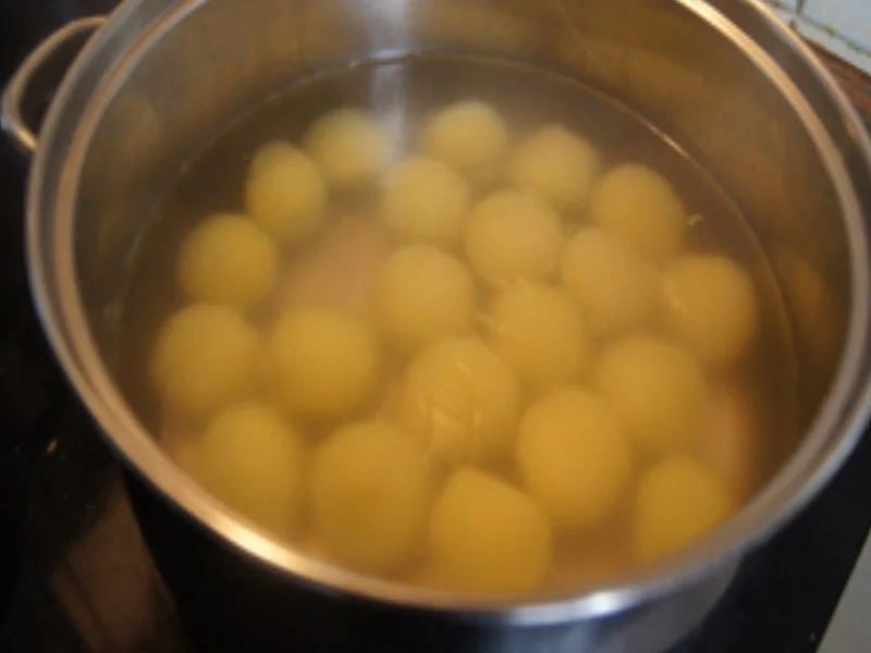 Schweine-Krustenbraten mit würziger Bratensauce, Honig-Bundmöhren und Mini-Kartoffelknödel - Rezept - Bild Nr. 22