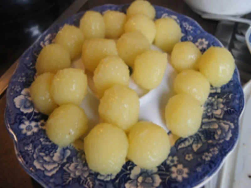 Schweine-Krustenbraten mit würziger Bratensauce, Honig-Bundmöhren und Mini-Kartoffelknödel - Rezept - Bild Nr. 23