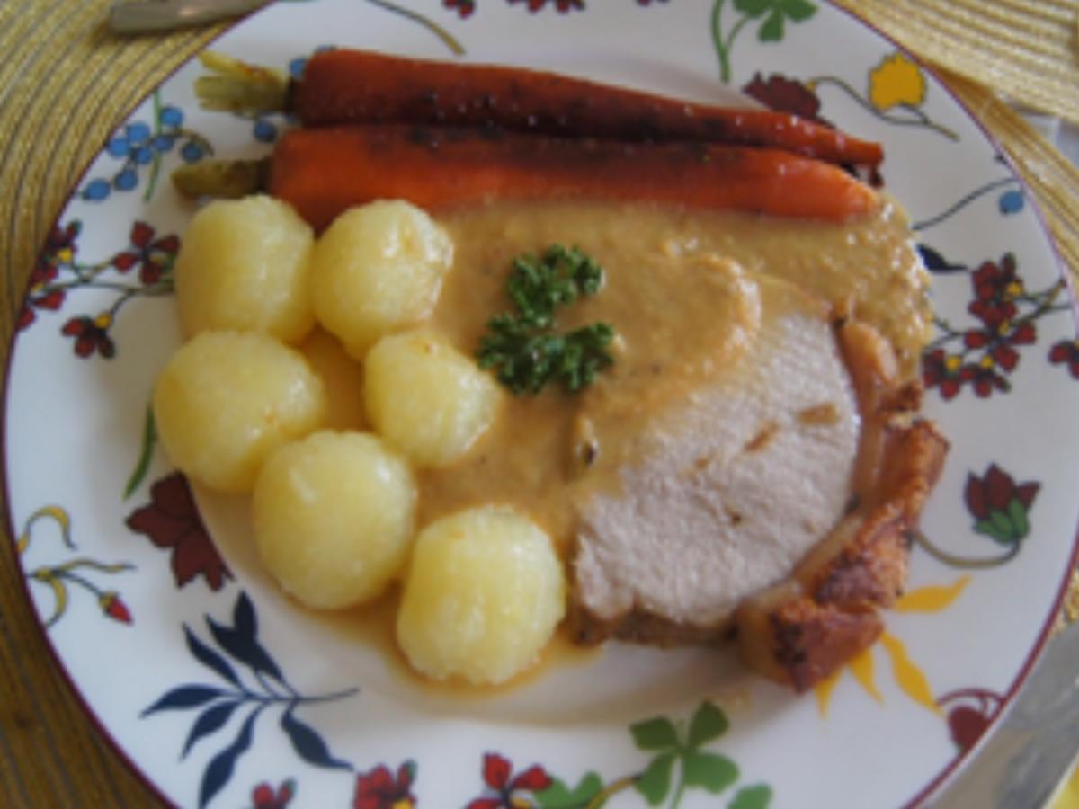 Schweine-Krustenbraten mit würziger Bratensauce, Honig-Bundmöhren und Mini-Kartoffelknödel - Rezept - Bild Nr. 24
