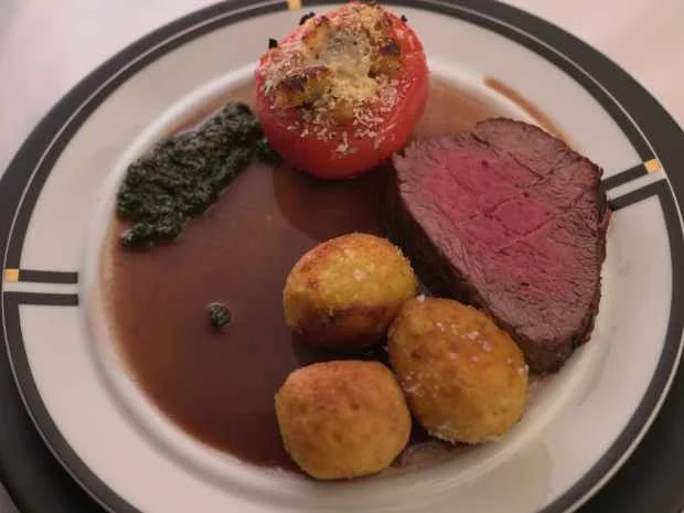 Chateaubriand auf Rotweinsaucen-Spiegel mit Röstkartoffeln und gefüllter Tomate - Rezept - Bild Nr. 17007