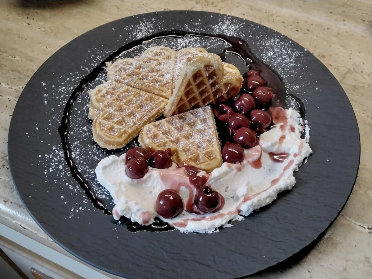 Eierlikör Waffeln mit Kirschragout +Sahne - Rezept - Bild Nr. 17014