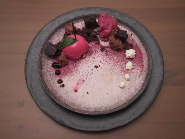 Schoko Brownie mit Kirscheis und Mousse - von Das perfekte Dinner