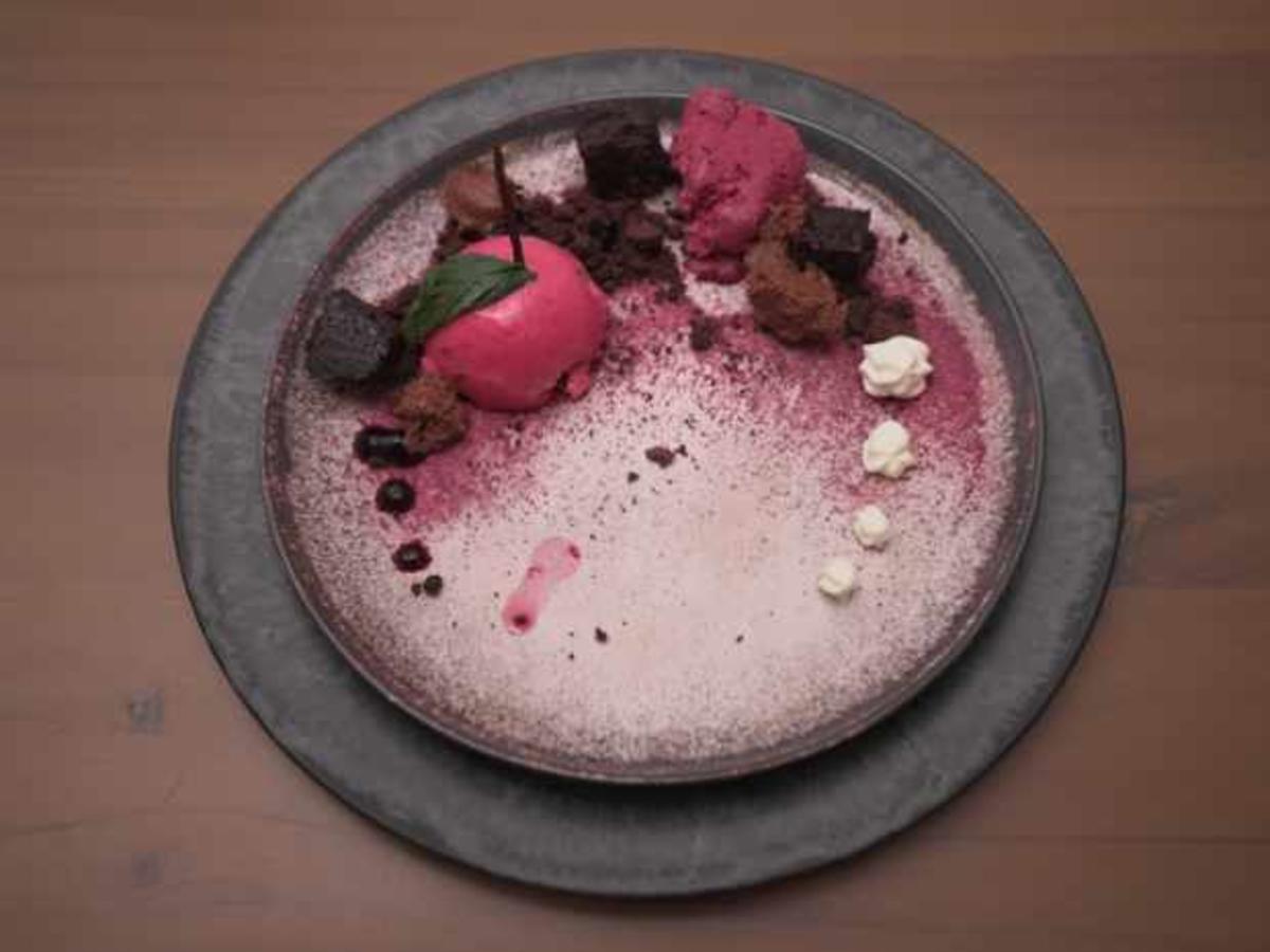 Schoko Brownie mit Kirscheis und Mousse - von Das perfekte Dinner