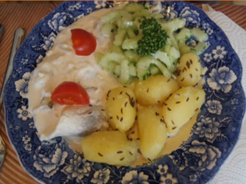 Rezept: Heringsfilet in Sahnesauce mit Kümmel-Pellkartoffel-Drillingen und Gurkensalat Bild Nr. 2 Heringsfilet in Sahnesauce mit Kümmel-Pellkartoffel-Drillingen und Gurkensalat - Rezept - Bild Nr. 2