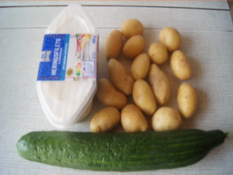 Rezept: Heringsfilet in Sahnesauce mit Kümmel-Pellkartoffel-Drillingen und Gurkensalat Bild Nr. 3 Heringsfilet in Sahnesauce mit Kümmel-Pellkartoffel-Drillingen und Gurkensalat - Rezept - Bild Nr. 3